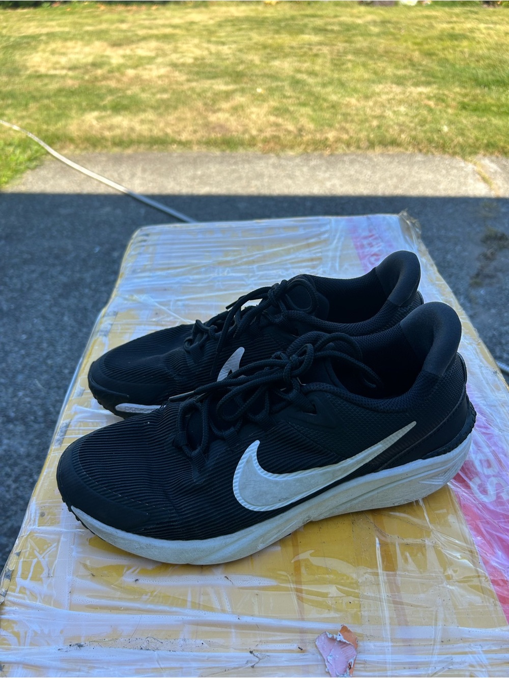 Nike Star Boy’s Black Athletic Sneakers with White Swoosh Size 7Y